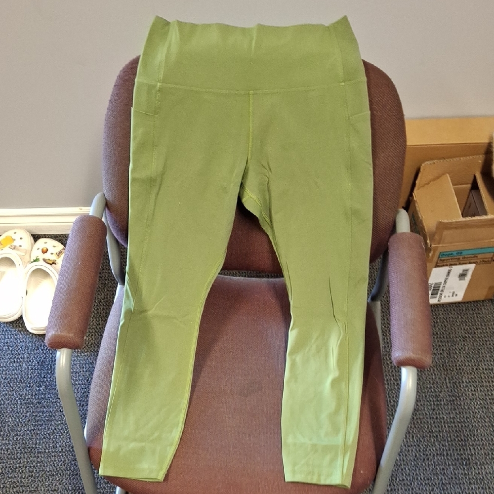 Lorna Jane Green Capris